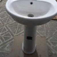 روشویی پایه دار و شیر نصب شده روی ان