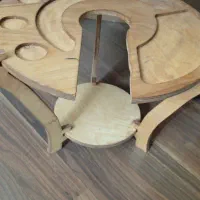 قلیان برنجی اصل همراه باساک‌ با میز چوبی قلیان