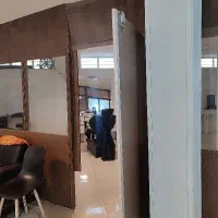 شریک یا همکاری در سالن زیبایی در مرکز شهر
