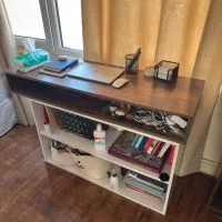 یک میز و دو عدد کتابخانه