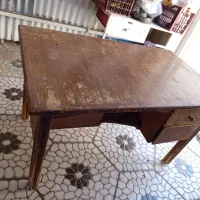 یک عدد میز چوبی دارای 4عدد کشو ویک عدد میز اهنی