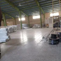 کارگر مسلط به تولید درب و پنجره