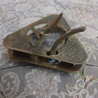 قطب نما اسطرلاب دار و ساعت آفتابی دار