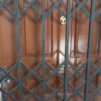 درب ورودی آپارتمان و درب اتاق در حد