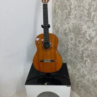 گیتار یاماها مدل C40 و پایه آن