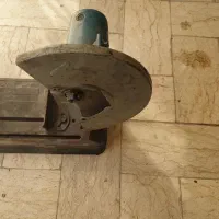 تعدادی ابزار قدیمی پروفیل بر  مینی سنگ رومیزی خراب