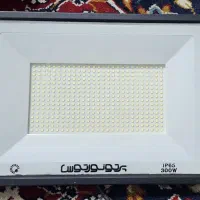 یک پروژکتور ۳۰۰ وات و یک پروژکتور ۱۵۰ وات