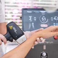 اپراتور  لیزر پیراپزشک با دستگاه