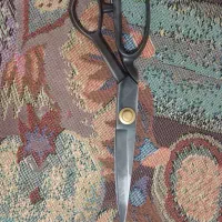 یک عدد قیچی به فروش می‌رسد