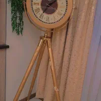 ساعت ایستاده و دیوار