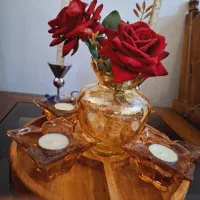 ۲ عدد گلدان شیشه ای طلایی بهمراه گل هایشان نو