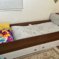 تحت نوجوان و گهواره نوزاد