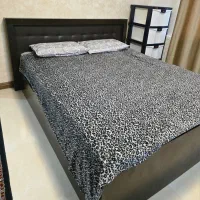 تخت خواب دو نفره با میز آرایشی و پا تختی