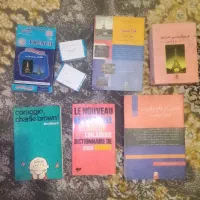 تعدادی کتاب و فلش کارت آموزش زبان فرانسه