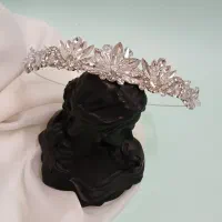 تعدادی تاج و ریسه نو و دستاز