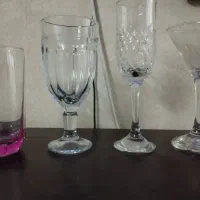 تعدادی لیوان به فروش میرسه