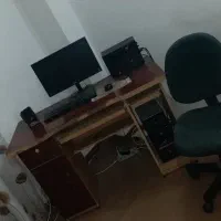 میز تحریر و کامپیوتر به همراه صندلی