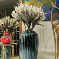 گلدان کنار سالنی گرم بالا