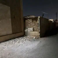 کارگر وارد کار با ابراز تخریب با جابجایی اثاث‌