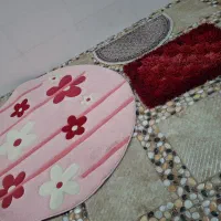 یک عدد فرش به قطر ۱.۵  متر  و دو عدد پادری