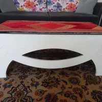 میز جلو مبلی و سه عدد گل میز