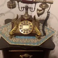 تلفن کلاسیک سالم و میز