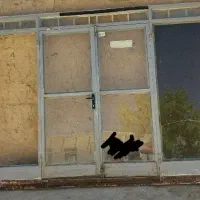 در‌ مغازه خیلی ضخیم قفل‌ ضد‌سرقت سالم