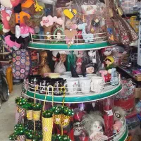 ویترین وسط فروشگاهی به طول ۶ متر  و در ۵ طبقه