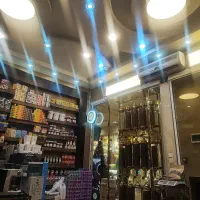 فروشنده خانم جوان