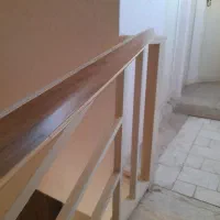 دو شاخه قرنیز روی صغحه کابینت