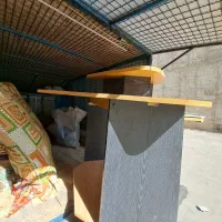 یک میز تحریر وکامپیوتر ویک دشک طبی