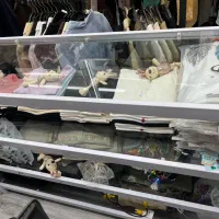 ویترین مغازه سفید رنگ مخصوص لباس و غیره