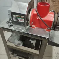 یک عدد دستگاه چرخ گوشت|خردکن، آسیاب، غذاساز|آشخانه, |دیوار