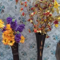 گلدان چوبی با گل‌های مصنوعی