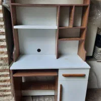 میز تحریر و کامپیوتر