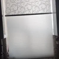 پرده  پشت پنجره