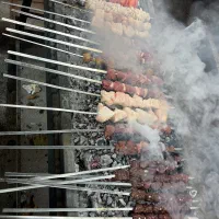 کباب پز با منقل وارد در جگرکی