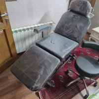 تخت تتو و صندلی استاد کار