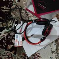 هدفن سیم دار میکروفن داره