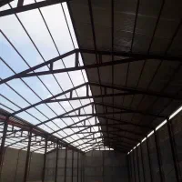 اجرای اسکلت فلزی. سازه.نگهبان شیروانی. سوله