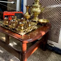 سماور زغالی برنجی رادیو میز چوبی