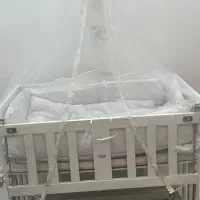 تخت نوزاد کنار مادر