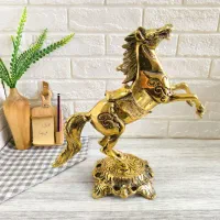 اسب ایستاده برنزی بزرگ‌