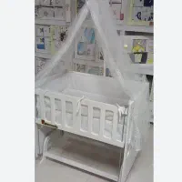 گهواره ی کنار تخت مادر