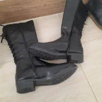 بوت بلند و نیم بوت چرم دست ساز و گلدان گرد شیشه ای