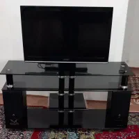 تلوزیون ۳۲اینچ و میز تلوزیون شیشه ای بانددار