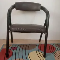 صندلی فلزی با روکش چرم