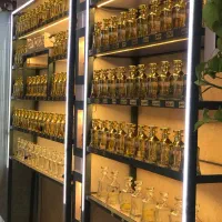 فروشنده خانم عطر ادکلن