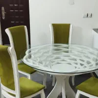 میز نهار خوری چهار نفره تمیز با شیشه سکوریت