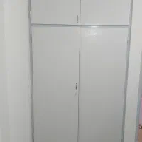 تعدادی درب و طبقه کمد دیواری